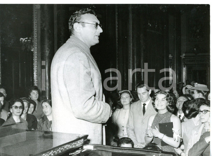 1957 MILANO Circolo della Stampa - Cantante Frankie LAINE durante esibizione 