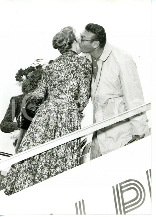 1957 MILANO MALPENSA - Il cantante Frankie LAINE accolto da una fan *Foto 13x18
