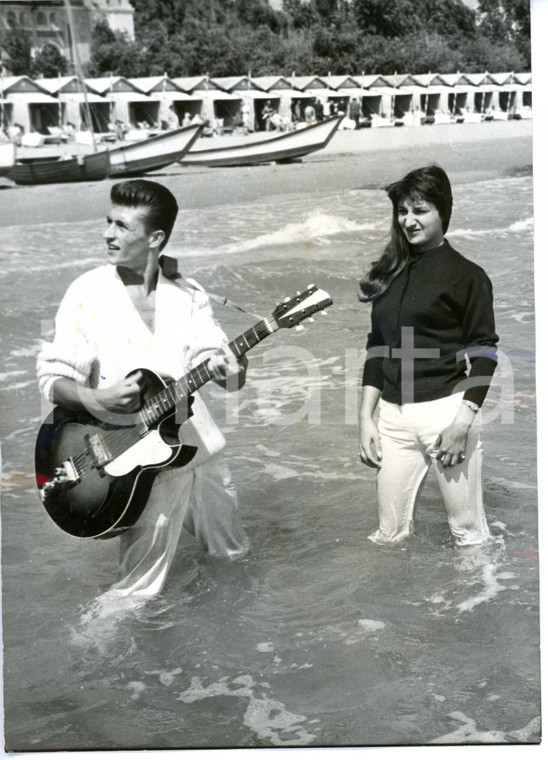 1959 VENEZIA Mostra del Cinema - Tony RENIS Anna TRAINITI si esibiscono in mare