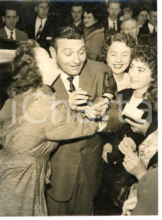 1957 LONDON Cantante Frankie LAINE circondato dalle ammiratrice - Foto 15x20 cm