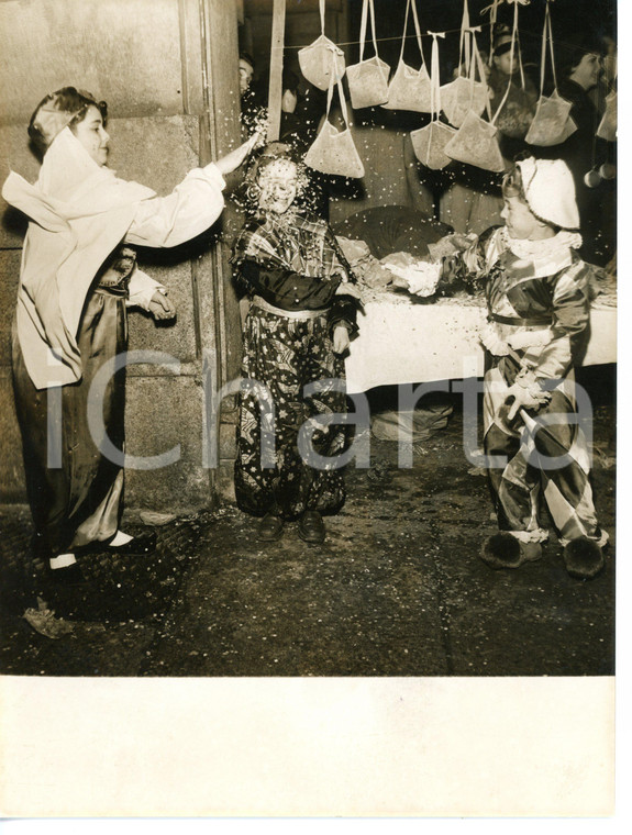 1955 ca GENOVA (?) Festeggiamenti Carnevale - Bambini giocano con i coriandoli