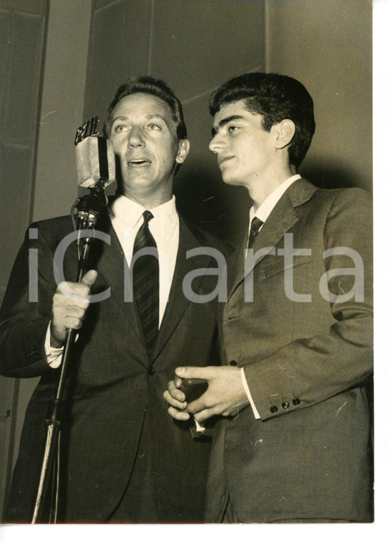 1963 PREMIO VERBANIA Mike BONGIORNO premia il giovane Michele ACCIDENTI *Foto