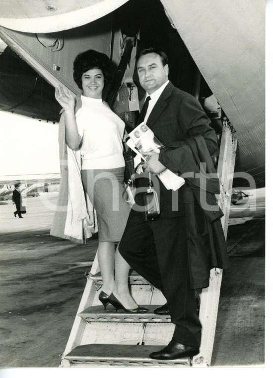 1963 AEROPORTO DI LINATE Fiorenza COSSOTTO con il marito Ivo VINCO in partenza