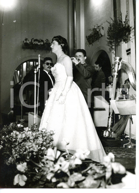 1955 ca COSTUME La cantante Tonina TORRIELLI sul palco - Fotografia 13x18 cm