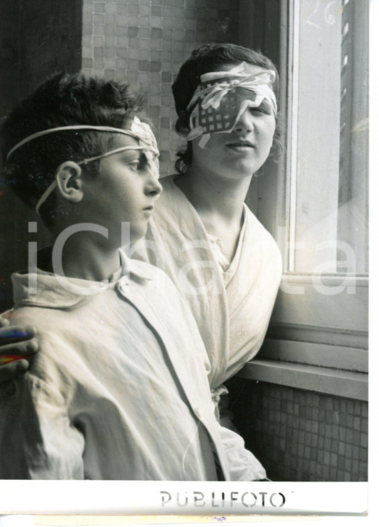 1956 MILANO Mutilatini di Don Gnocchi dopo trapianto di cornea *Foto 13x18 cm