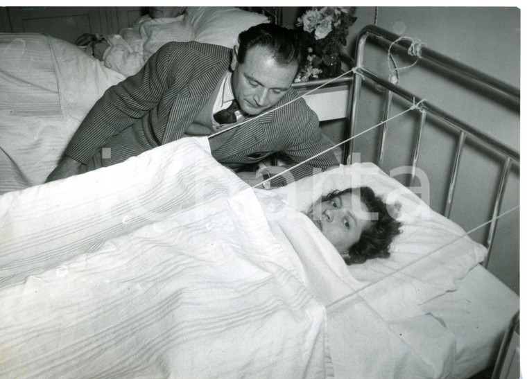 1955 TORINO Giovane donna ricoverata in ospedale per gravi ustioni *Foto 18x13