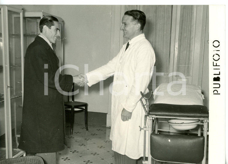 1954 NAPOLI Mangiatore di spade Felice SCANDURRA dal medico *Foto 18x13 cm