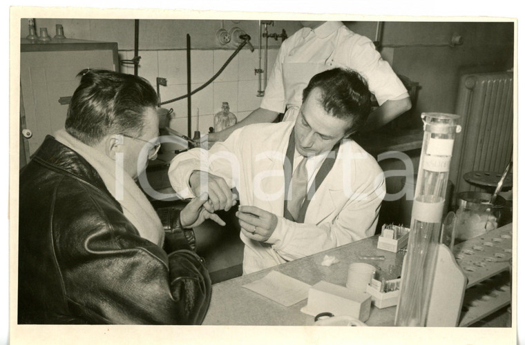 1955 TORINO Volontario donatore di pelle durante esami del sangue *Foto 18x13 cm
