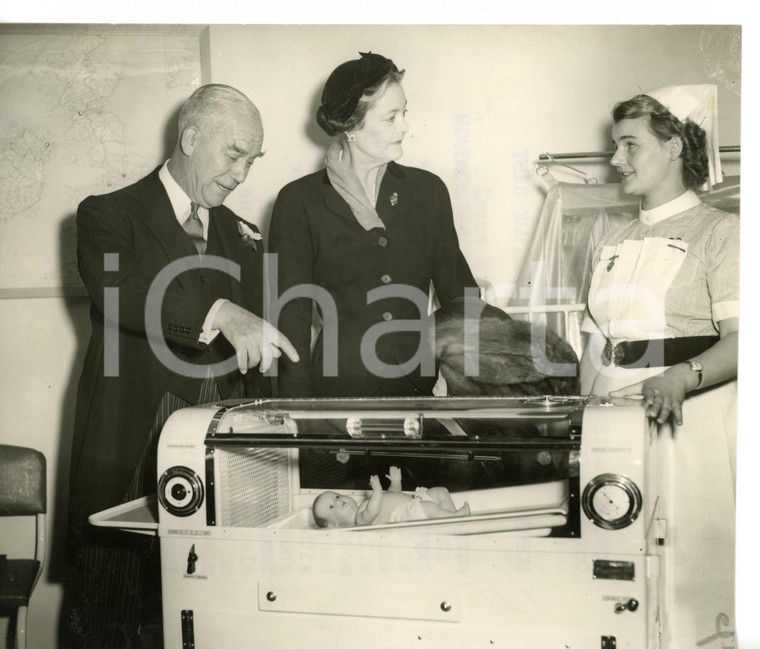 1953 LONDON NURSING EXHIBITION Premature baby incubator - William GILLIATT 