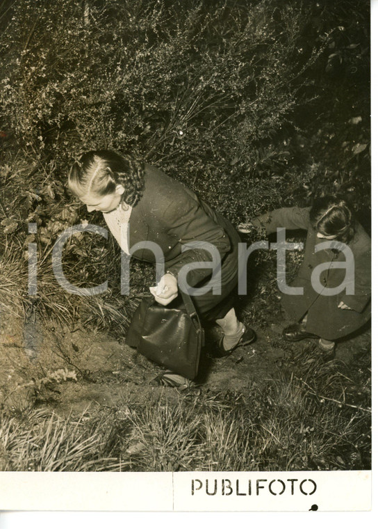 1955 ca CORNIGLIANO - CRONACA NERA Madre cerca nei boschi il figlio rapito *Foto