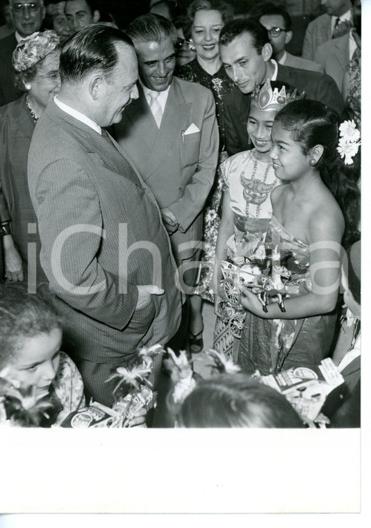 1956 PALERMO Festival del Bambino - Giuseppe ALESSI riceve bambine in costume 