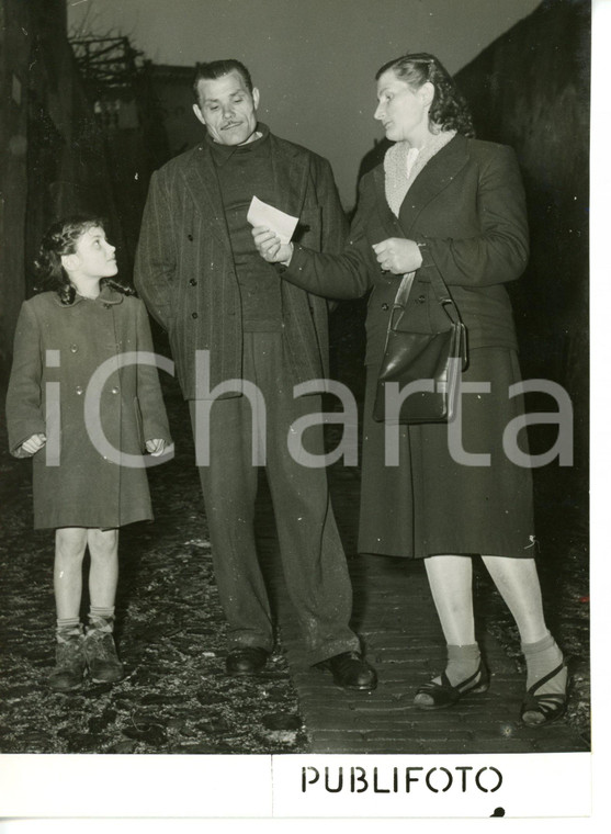 1955 ca CORNIGLIANO - CRONACA NERA I familiari del bambino rapito *Foto 13x18 cm