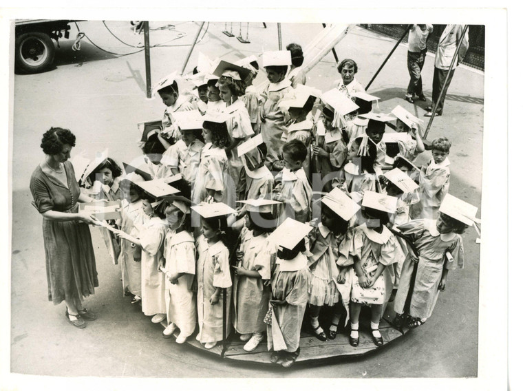 1953 NEW YORK Children's Aid Society - Little cap-and-gowned graduates *Foto