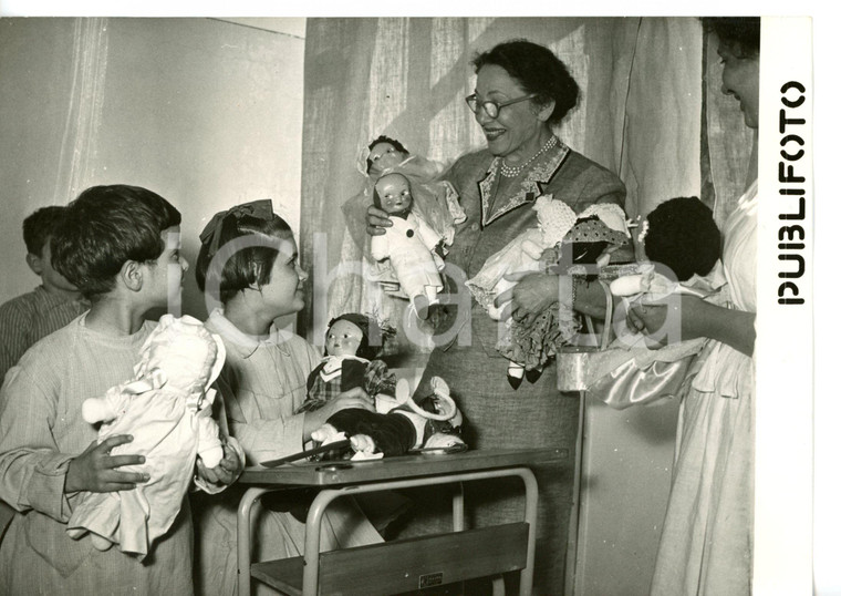 1954 ARICCIA Clinica Poliomielitica - Benefattrici donano giocattoli ai malati