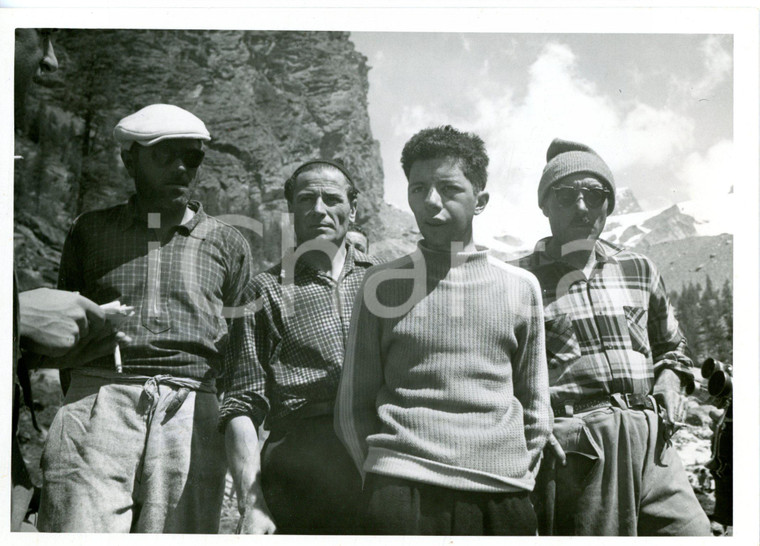 1955 TRAGEDIA PUNTA CASTORE - ALPINISMO Superstite con squadra di soccorso *Foto