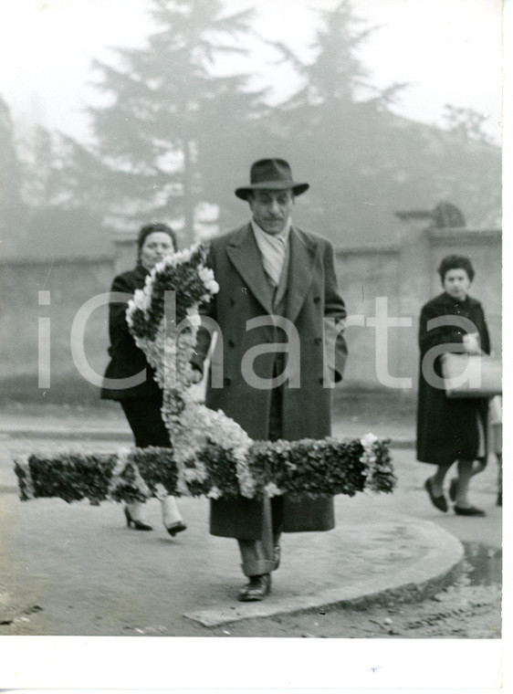 1955 MILANO Sfratto alle Case del Popolo - Uomo trasporta una croce di fiori 