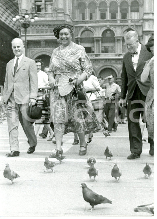 1953 MILANO Piazza Duomo - La regina Salote TUPOU III di TONGA in visita *Foto