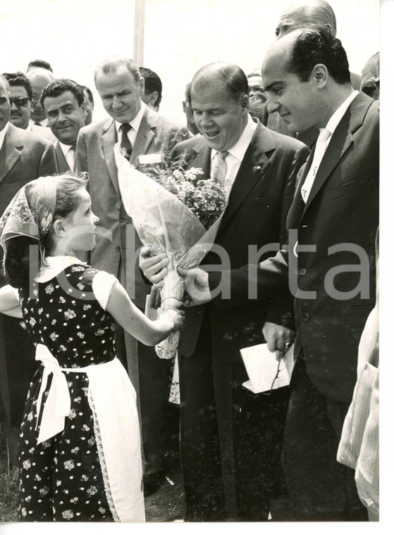 1956 LATINA - PFIZER John E. McKEEN riceve omaggio floreale da una bambina *Foto