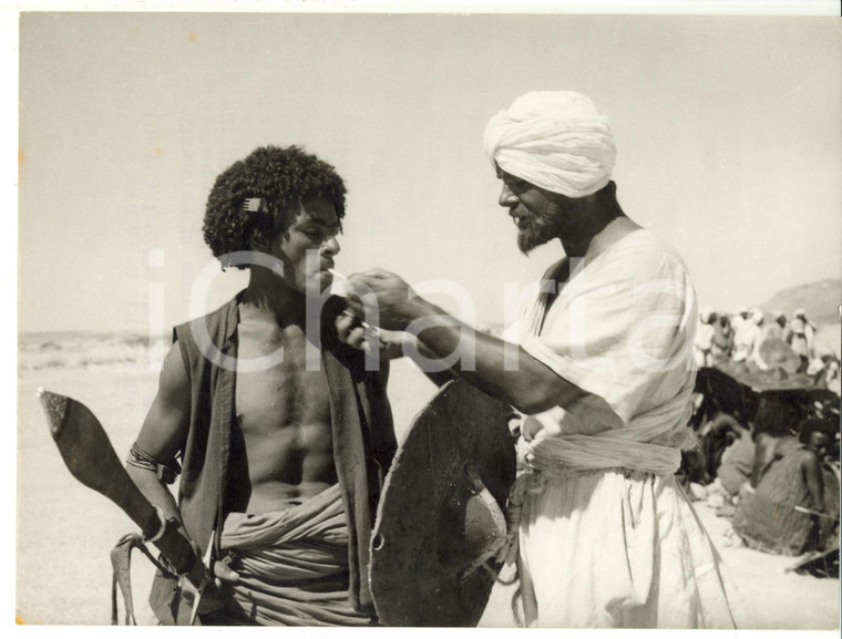 1955 SUDAN "Storm Over the Nile" - Anthony STEEL lighting a cigarette *Foto