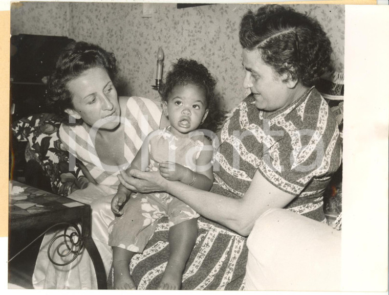 1953 DUISBURG Margot PUHL with her daughter Ekundayo *Photo 20x15 cnìm