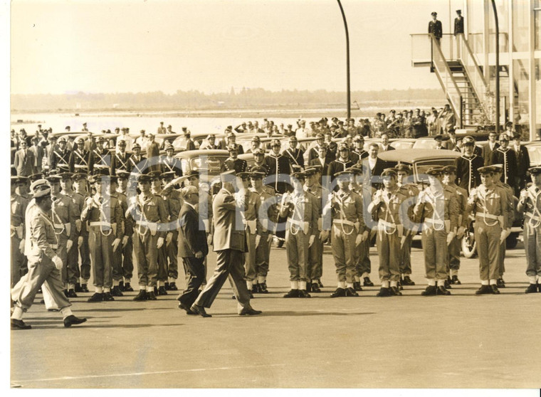 1959 MILANO Charles DE GAULLE e Giovanni GRONCHI durante rivista militare *Foto 