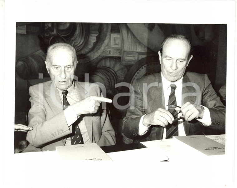 1987 MILANO Giorgio BOCCA con Indro MONTANELLI durante conferenza *Foto 25x20