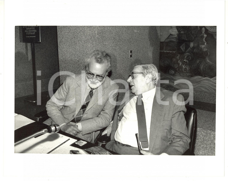 1987 MILANO Eugenio SCALFARI con Ugo STILLE durante conferenza *Foto 25x20 cm