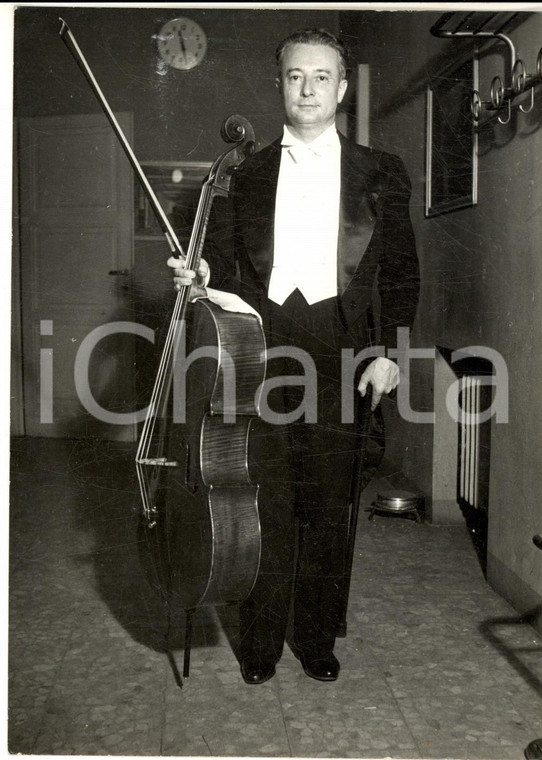 1955 ca MILANO TEATRO ALLA SCALA Ritratto violoncellista *Foto Erio PICCAGLIANI