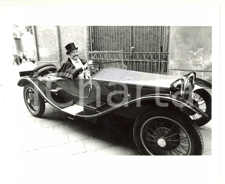 1990 ca ITALIA (?) Ritratto di Ivan BUJTOM a bordo di un'auto d'epoca (2) - Foto