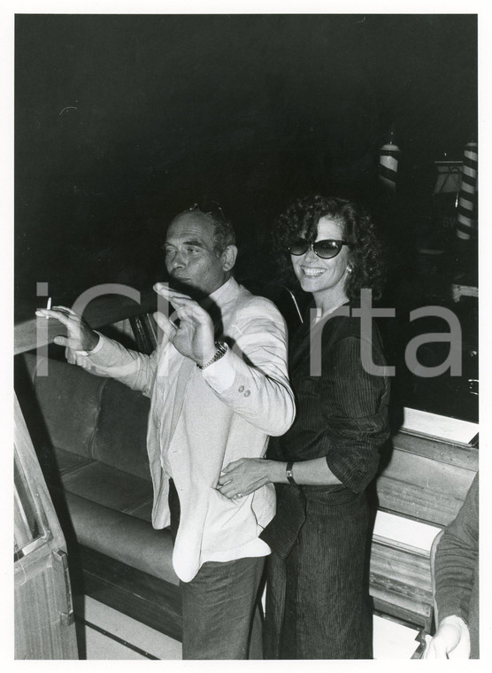 1985 ca VENEZIA CINEMA Claudia CARDINALE con Pasquale SQUITIERI in barca - Foto
