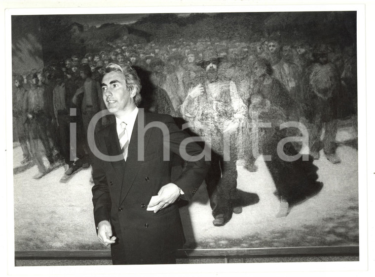 1990 ca MILANO Agente di borsa Angelo ABBONDIO con dipinto "La Fiumana" - Foto