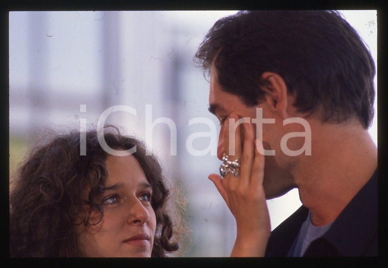 35mm vintage slide* 1989 Valeria GOLINO ritratta con Timothy DALTON (2)