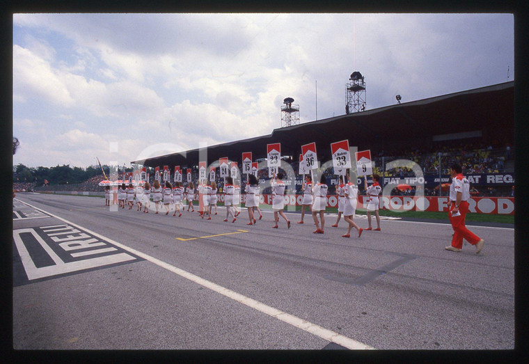 35mm vintage slide* 1988 IMOLA F1 Gran Premio di San MARINO Grid Girls in pista*