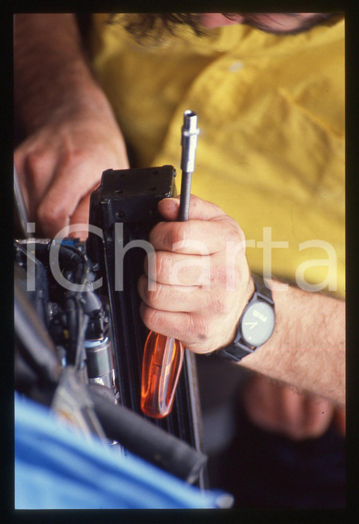 35mm vintage slide* 1990ca FORMULA 1 - un meccanico al lavoro