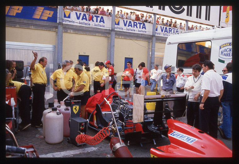 35mm vintage slide* 1990ca FORMULA 1 - Meccanici scuderia FERRARI nei box