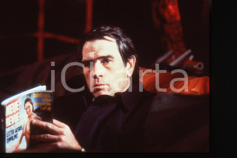 35mm vintage slide* 1989 Film THE PACKAGE - Tommy Lee JONES in una scena