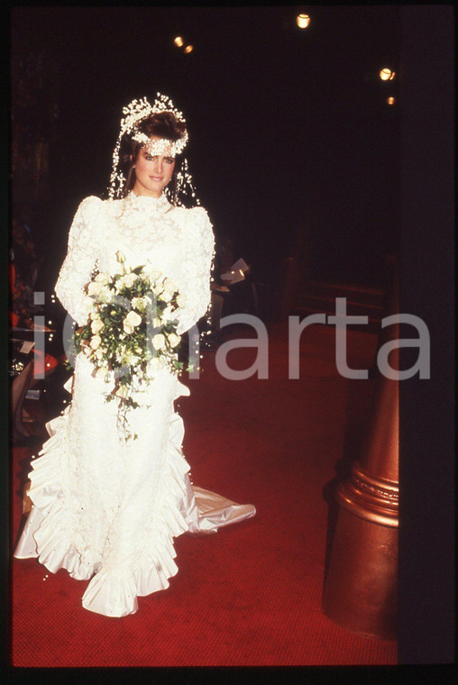 35mm vintage slide* 1985 NEW YORK - Brooke SHIELDS sfila in abito da sposa