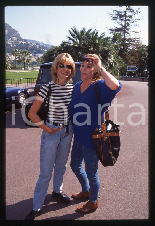 35mm vintage slide* 1995 MONTECARLO - Olivia NEWTON-JOHN e Ursula ANDRESS (2)