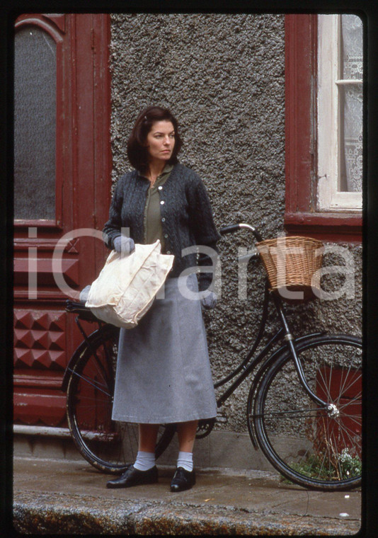 35mm vintage slide* 1997 Sela WARD RESCUERS STORIES OF COURAGE TWO WOMEN Scena *