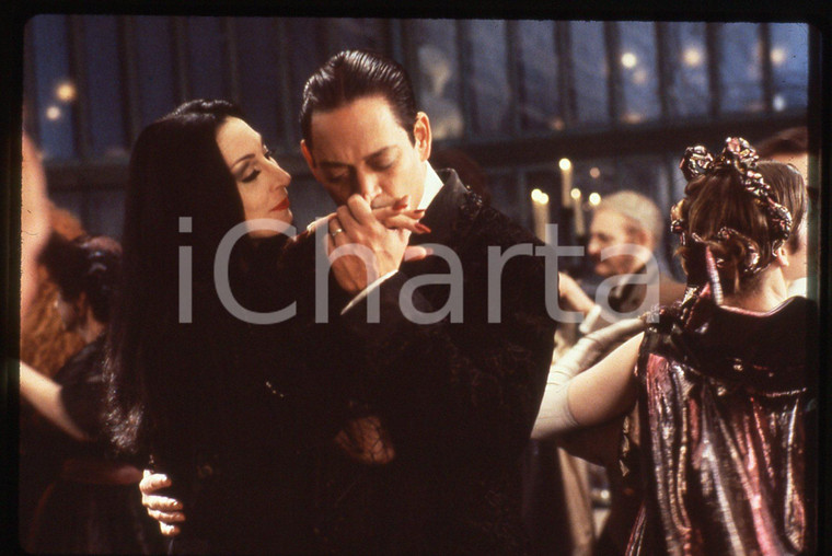 35mm vintage slide* 1991 THE ADDAMS FAMILY Raul JULIA e Anjelica HUSTON *4