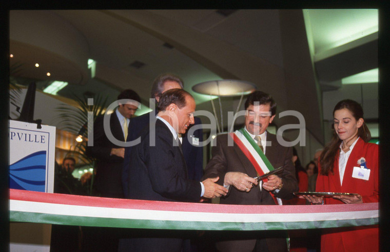 Silvio BERLUSCONI SHOPVILLE GRAN RENO a CASALECCHIO 1993 * 35 mm vintage slide 6 Diapositiva scattata durante l'inaugurazione del centro commerciale SHOPVILLE GRAN RENO a CASALECCHIO DI RENO nel 1993.Nella diapositiva sono inoltre presenti Roger Flament e il sindaco Ghino Collina. Diapositiva d'epoca, in formato 35 mm.CONDIZIONI: GOODE' severamente vietata la riproduzione. Tutti i diritti sono riservati.ICharta mette in vendita, sul negozio eBay e in esclusiva sul sito "icharta" il proprio archivio composto da numerose diapositive e negativi fotografici d'epoca, tutti originali e autentici, che attraversano la storia del costume italiano tra gli la fine degli anni Sessanta e Novanta.Si tratta di uno sguardo inedito sull'attualità, la politica, la vita quotidiana, il gossip e la cultura, che fotografa il cambiamento della nazione in quest'ultimo scorcio del XX secolo. Un'occasione unica per il mercato del collezionismo, che vede finalmente disponibile un archivio eccezionale per vastità, tematiche e condizioni, in un settore (il negativo fotografico e la diapositiva) di assoluta novità e dalle interessanti prospettive di investimento.  GOOD/buono   originale e autentica 1