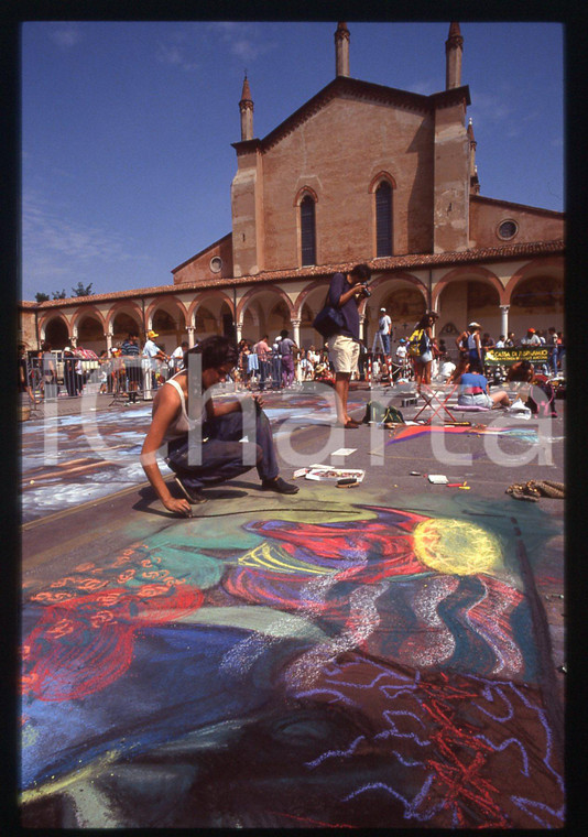 1991 CURTATONE Fiera delle Grazie - Madonnari * 35 mm vintage slide 130  Diapositiva d'epoca, in formato 35 mm.CONDIZIONI: GOODE' severamente vietata la riproduzione. Tutti i diritti sono riservati.ICharta mette in vendita, sul negozio eBay e in esclusiva sul sito "icharta" il proprio archivio composto da numerose diapositive e negativi fotografici d'epoca, tutti originali e autentici, che attraversano la storia del costume italiano tra gli la fine degli anni Sessanta e Novanta.Si tratta di uno sguardo inedito sull'attualità, la politica, la vita quotidiana, il gossip e la cultura, che fotografa il cambiamento della nazione in quest'ultimo scorcio del XX secolo. Un'occasione unica per il mercato del collezionismo, che vede finalmente disponibile un archivio eccezionale per vastità, tematiche e condizioni, in un settore (il negativo fotografico e la diapositiva) di assoluta novità e dalle interessanti prospettive di investimento.  GOOD/buono   originale e autentica 1