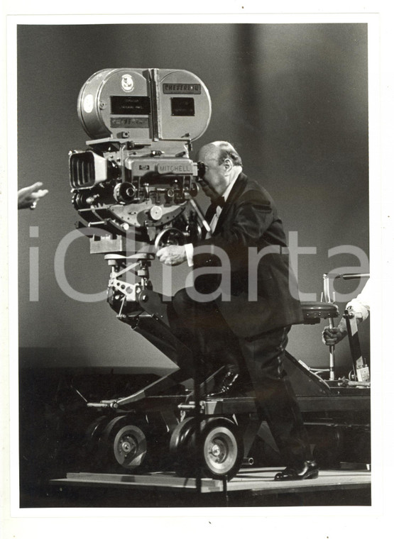 1990 ca CINEMA - Il regista Marcel CARNÉ dietro la macchina da presa - Foto