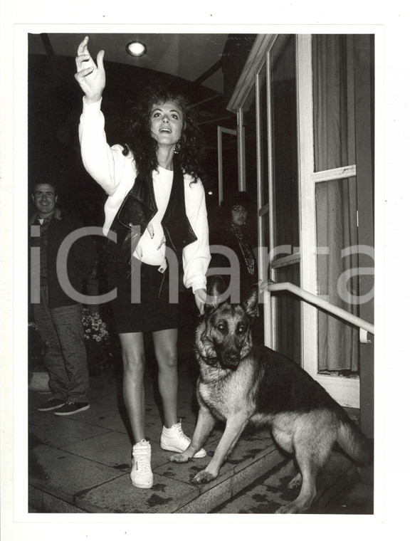 1985 ca ITALIA COSTUME - Eleonora BRIGLIADORI con il cane Argo (1) - Foto 18x24