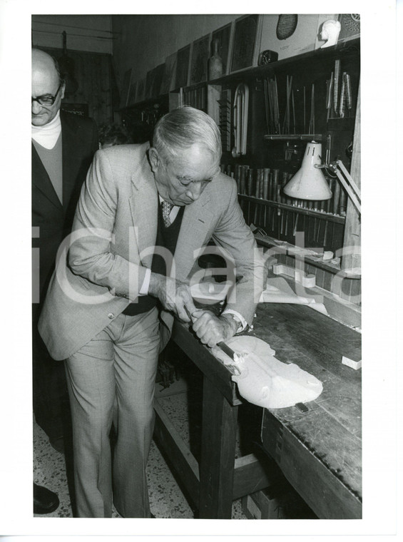 1988 CREMONA L'attore Anthony QUINN modella violino con la sgorbia *Foto 18x24