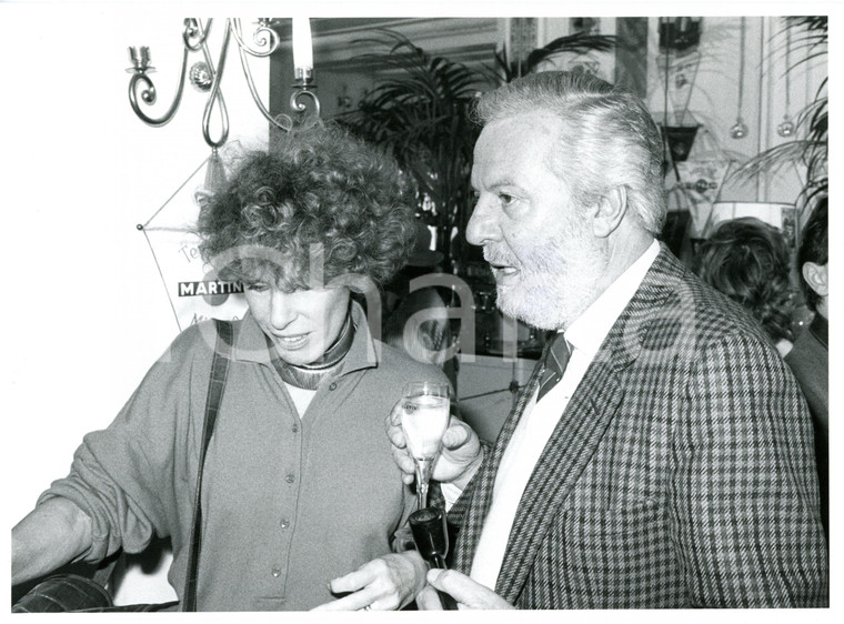 1990ca MILANO Terrazza MARTINI Lucio ARDENZI beve un Martini con Ornella VANONI