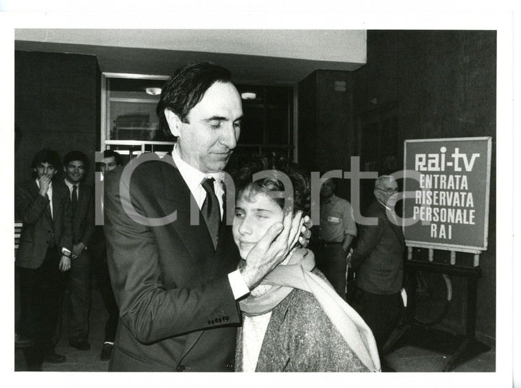 1985 ca STUDI TELEVISIVI RAI Pippo BAUDO con la figlia Tiziana - Foto 24x18