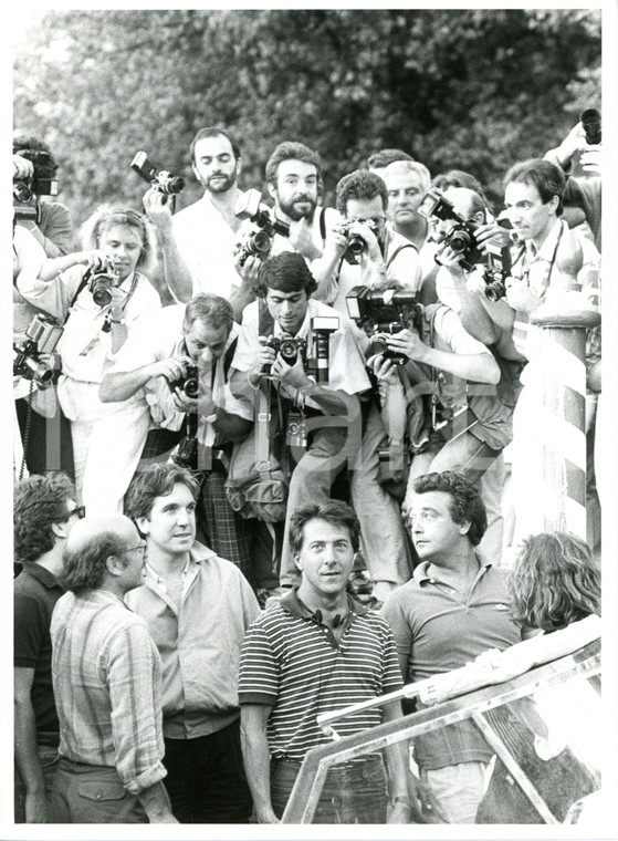 1985 MOSTRA DEL CINEMA VENEZIA Dustin HOFFMAN assediato dai giornalisti *Foto