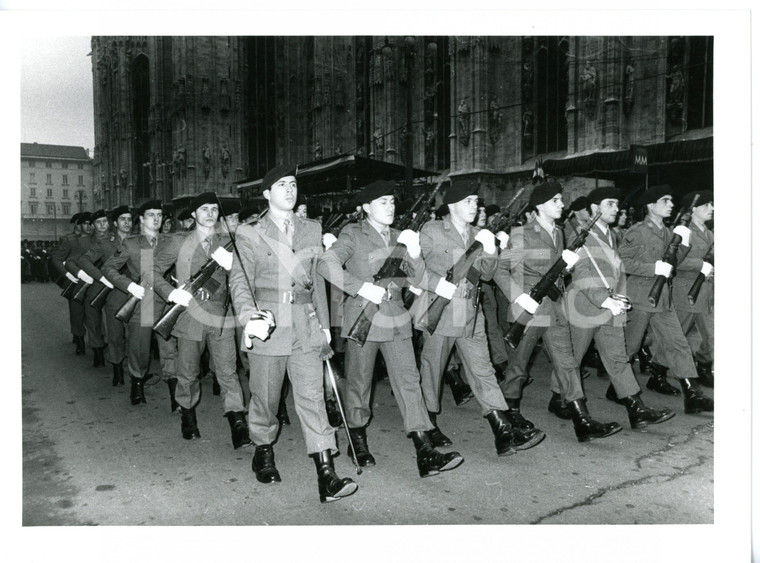 1985 ca DUOMO DI MILANO Artiglieri durante parata militare - Foto 24x18 cm