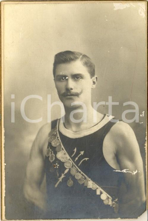1900 ca MILANO Ritratto di atleta con le medaglie - Foto G. NOSEDA CDV